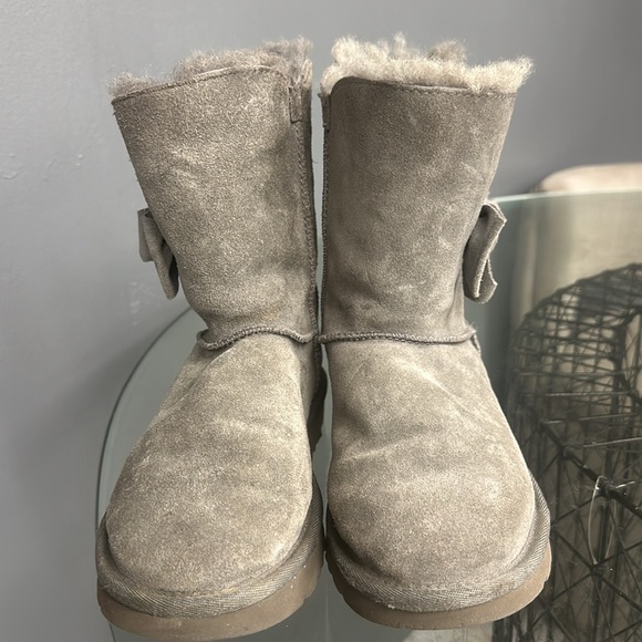 Selling grey Pair of Uggs .Size US WOMENS size 6. - Picture 4 of 7
